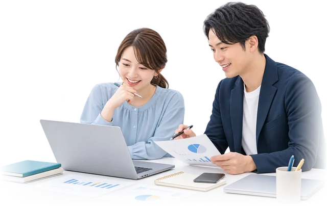 ノートパソコンの資料を見ながら打ち合わせをする2人のスタッフ